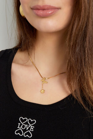 Klassische Halskette mit Schmetterlings- und Blumenanhänger – Gold  h5 Bild3